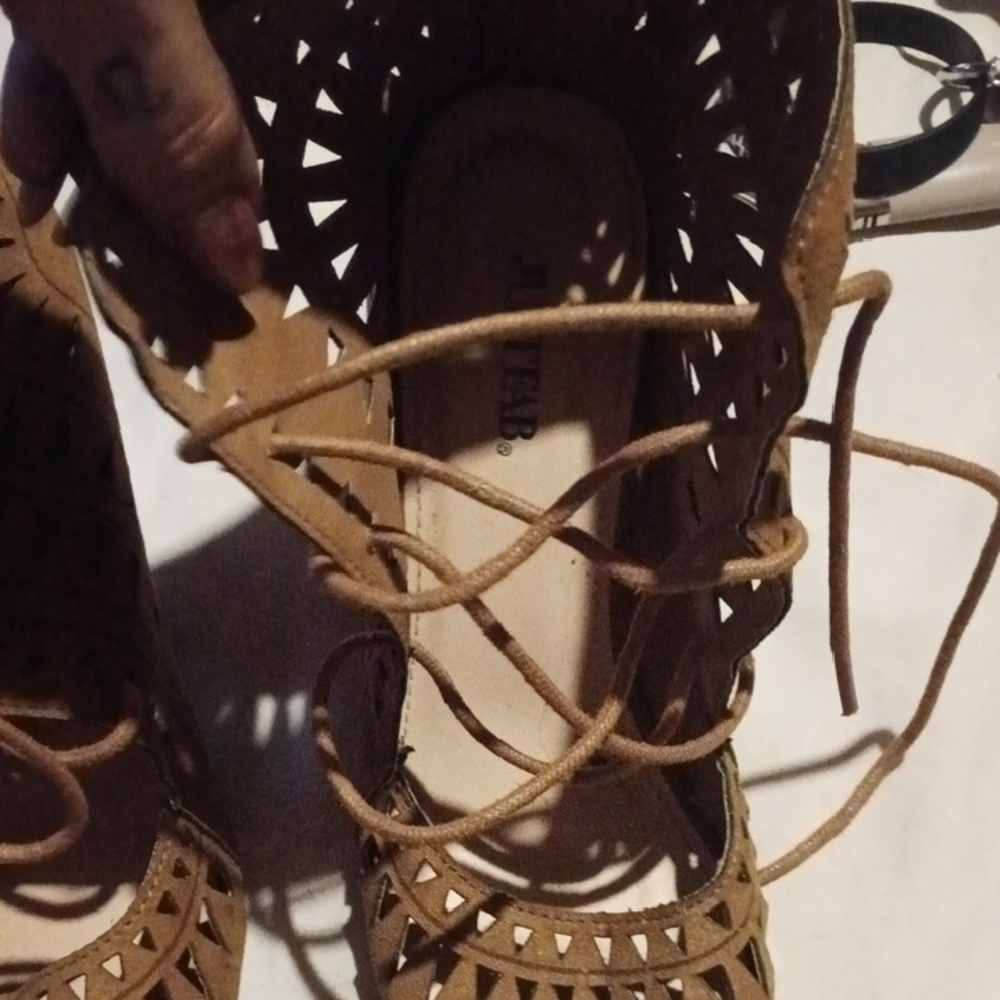 Lace-Up Laser-Cut Women’s Flats in Tan
